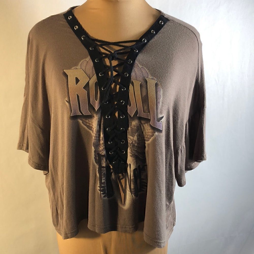 Windsor women’s size medium lace front t-shirt
